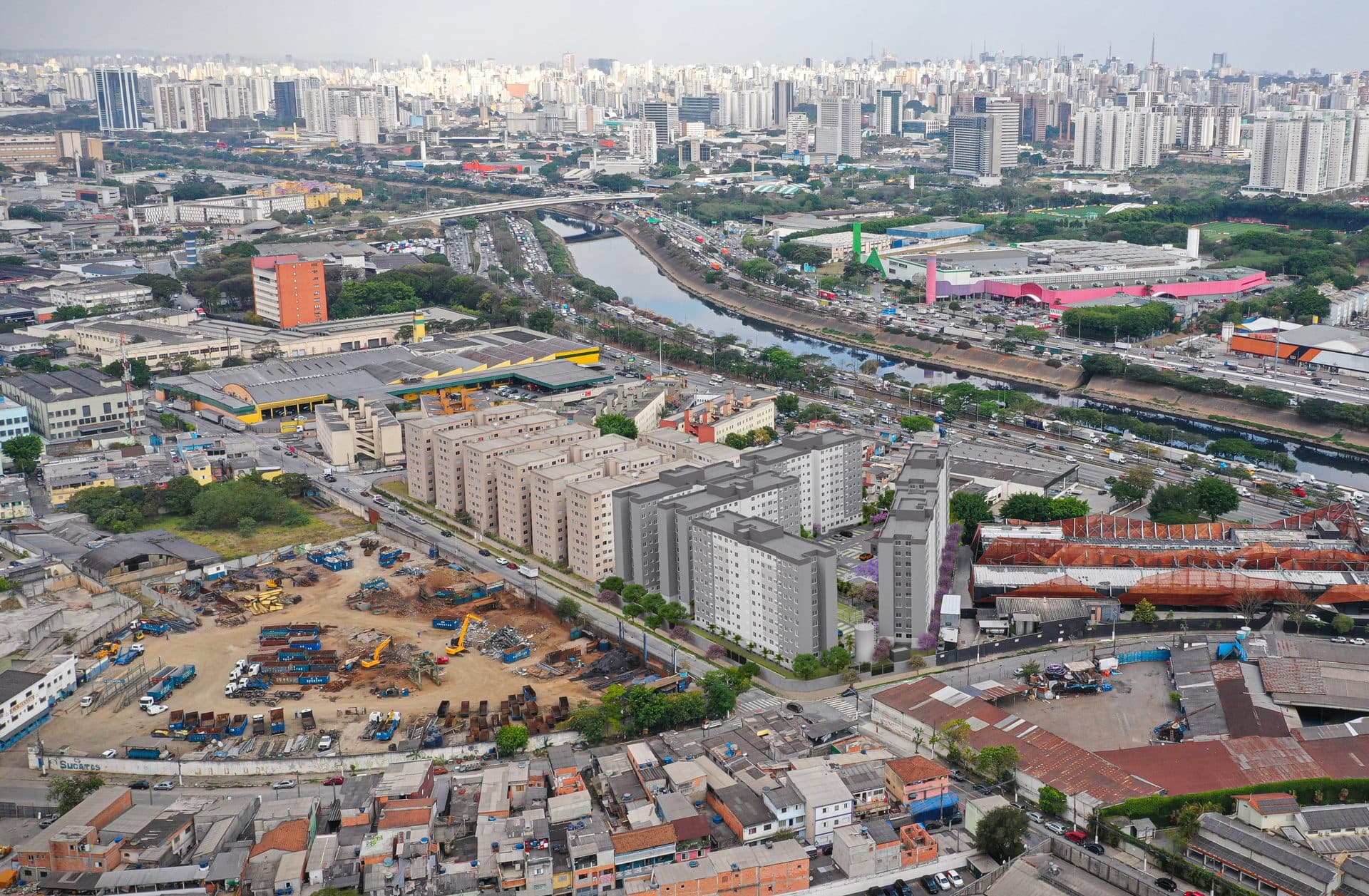 Vista aérea panorâmica da região urbana com o terreno do empreendimento em destaque.