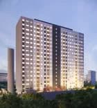 Fachada de edifício residencial à noite com iluminação nas janelas.