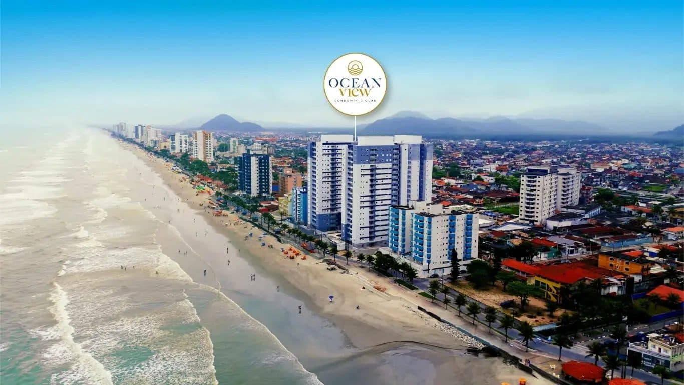Vista aérea panorâmica da praia e da localização do condomínio.